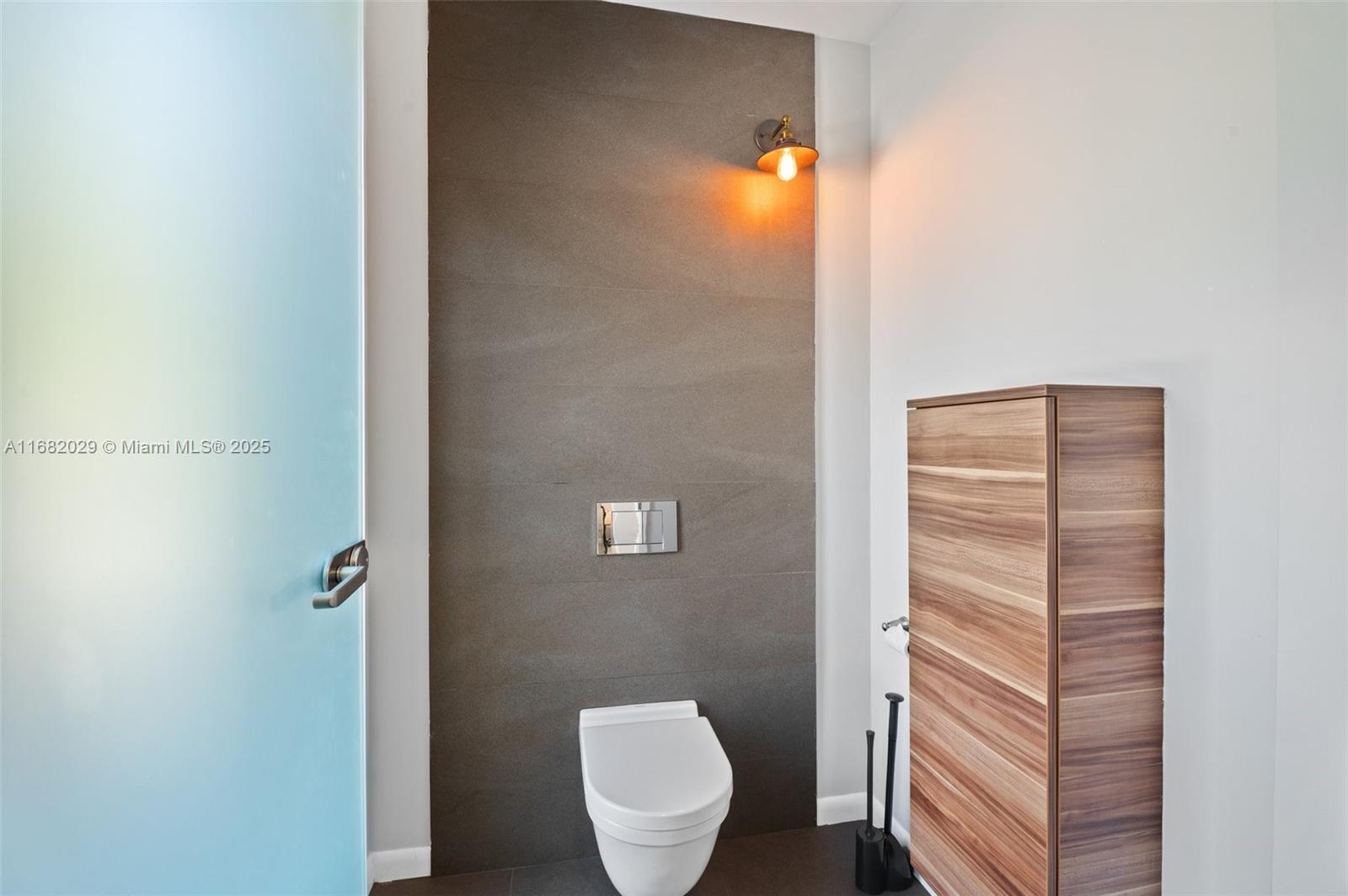 HOLLYWOOD COUNTRY CLUB ES - Residential Lease