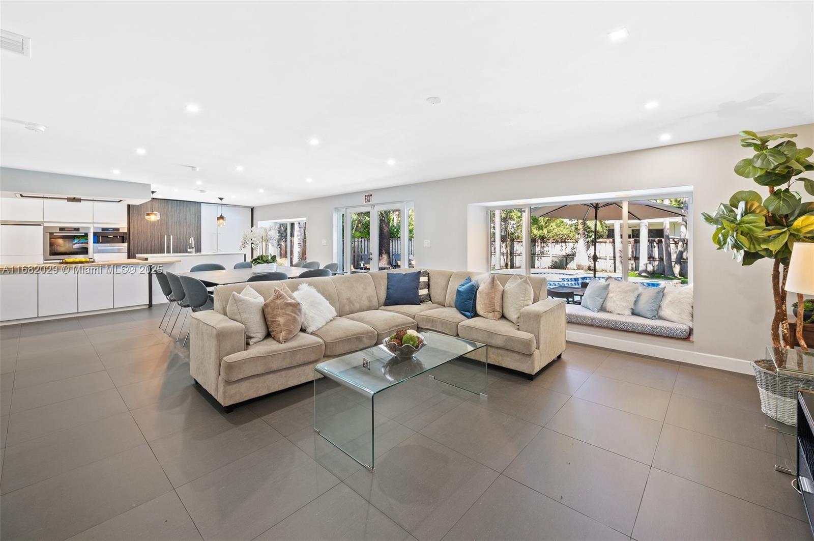 HOLLYWOOD COUNTRY CLUB ES - Residential Lease