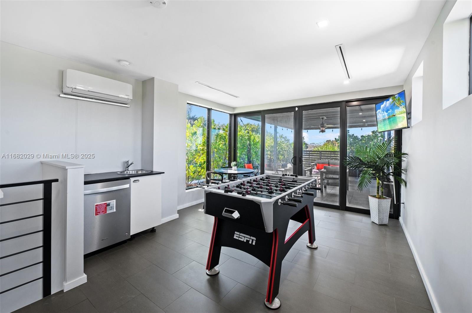 HOLLYWOOD COUNTRY CLUB ES - Residential Lease