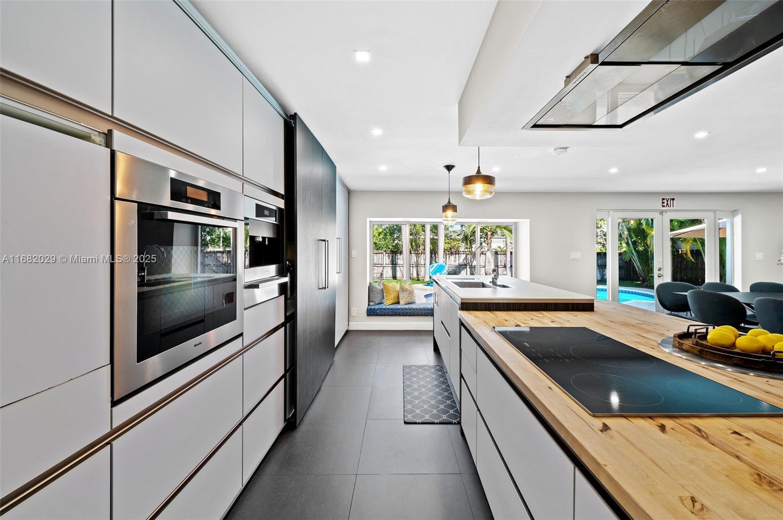 HOLLYWOOD COUNTRY CLUB ES - Residential Lease