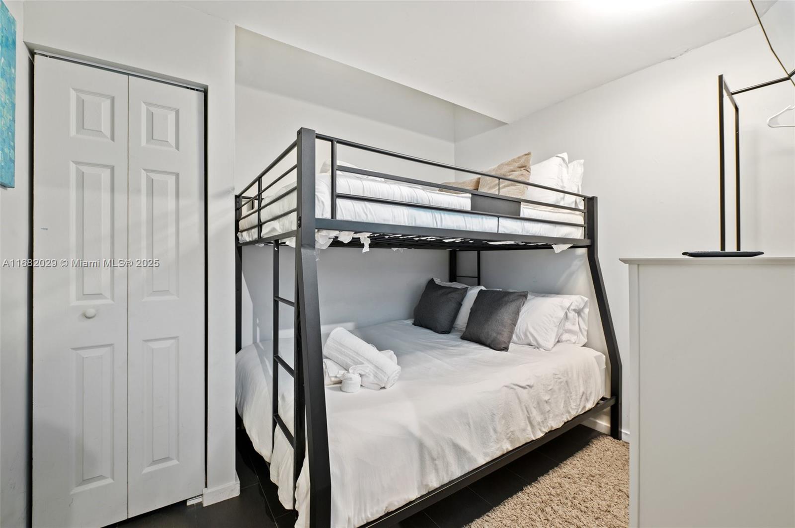 HOLLYWOOD COUNTRY CLUB ES - Residential Lease