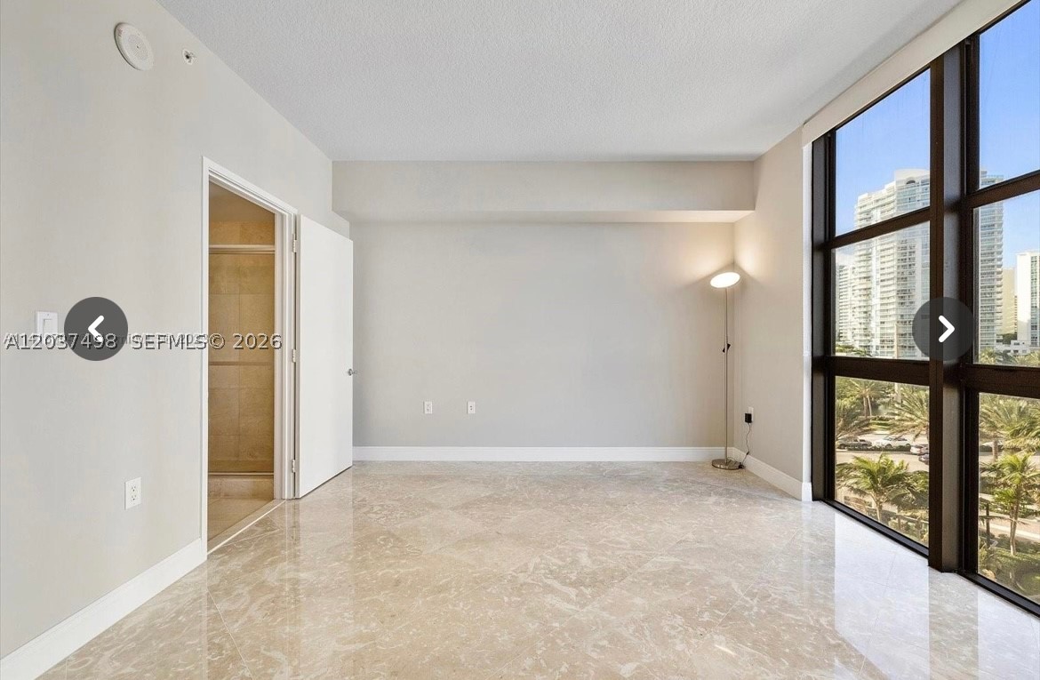 SAYAN CONDO - Residential