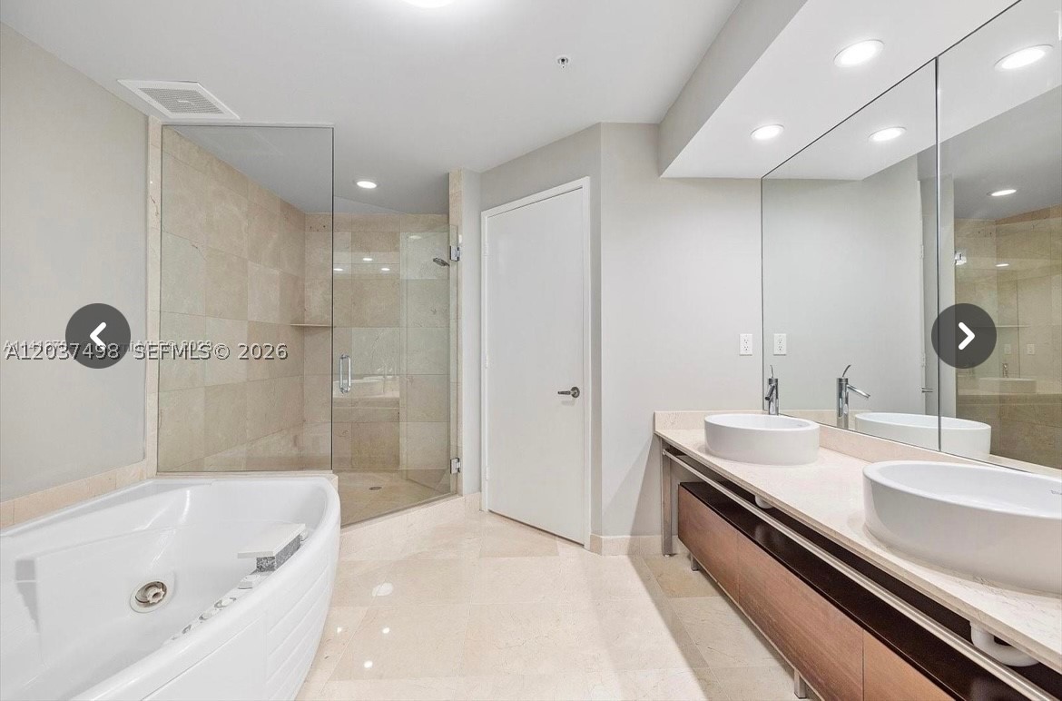 SAYAN CONDO - Residential