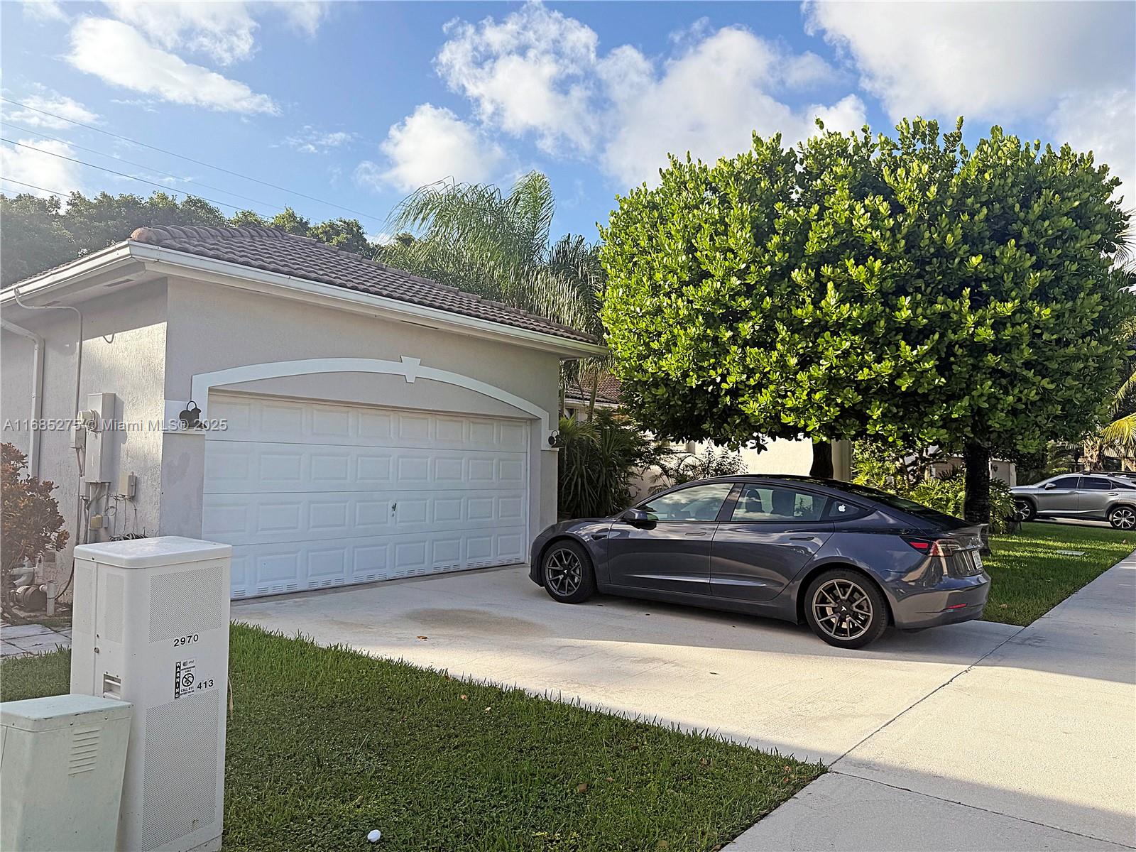 Hidden paradise for nature lovers!!!
- Split plan 3/2, Family room, living room and dinning area
- Quite neighborhood and Cul-de sac, in Dunwoodie at Key Gates Comunity
- Tenant approval is required
- Exclusive Neighborhood
