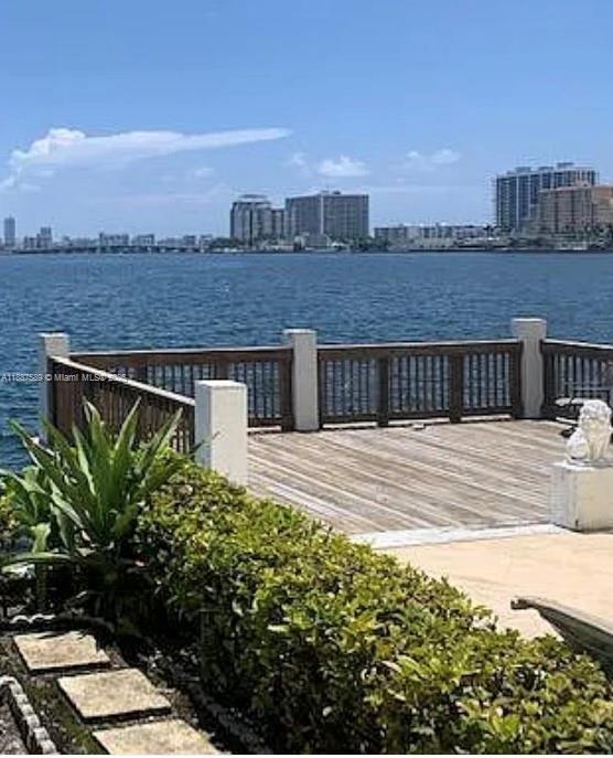 HARBOR ISLAND - Land