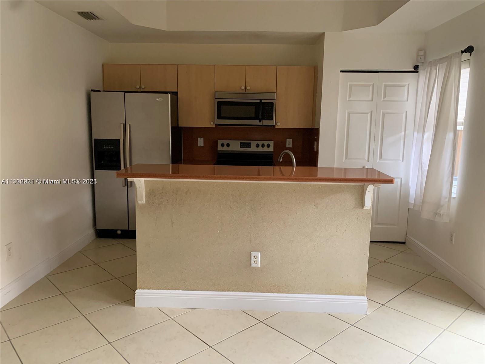 VILLAS AT HARBOR ISLES CO - Residential Lease