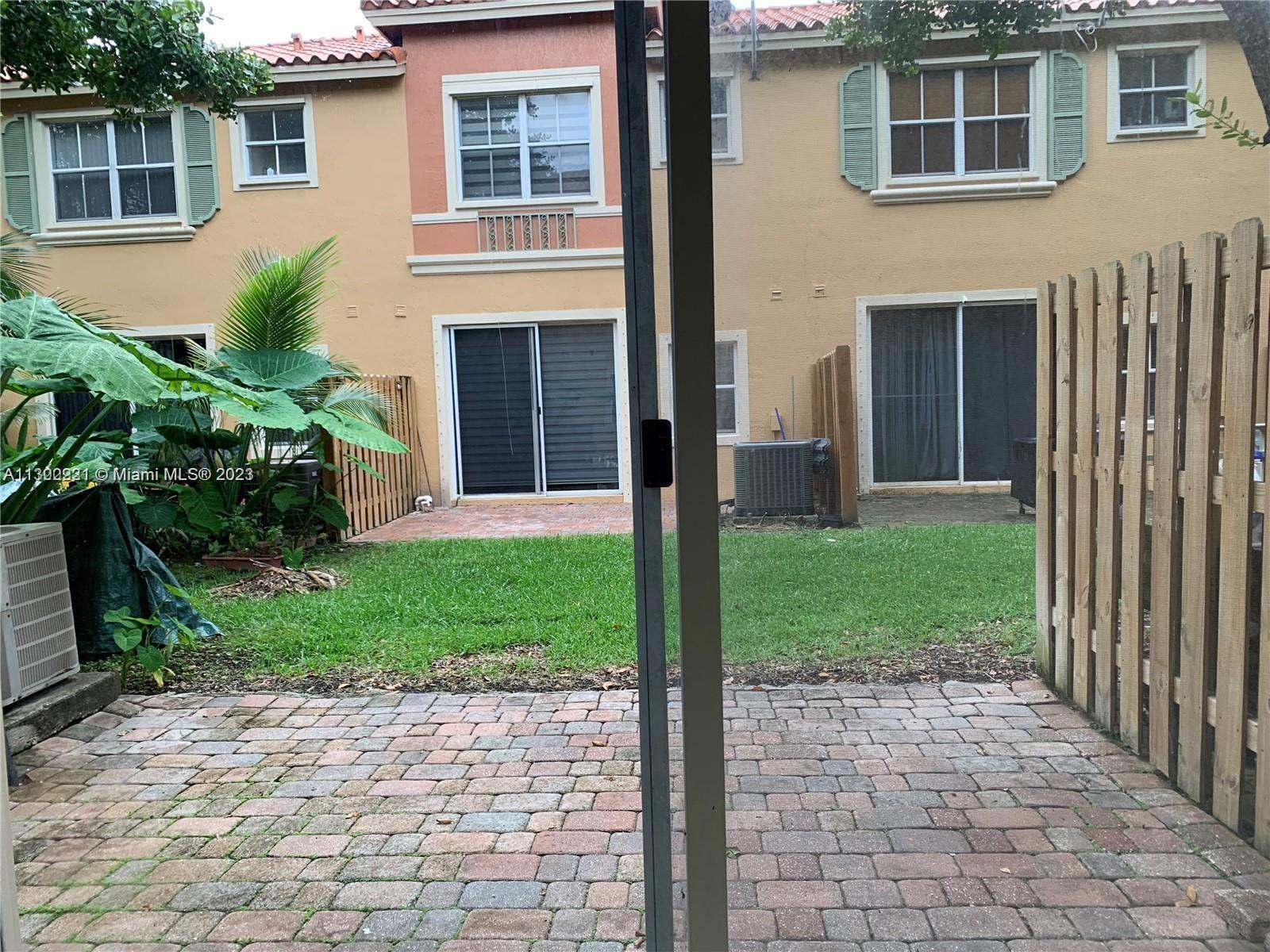 VILLAS AT HARBOR ISLES CO - Residential Lease