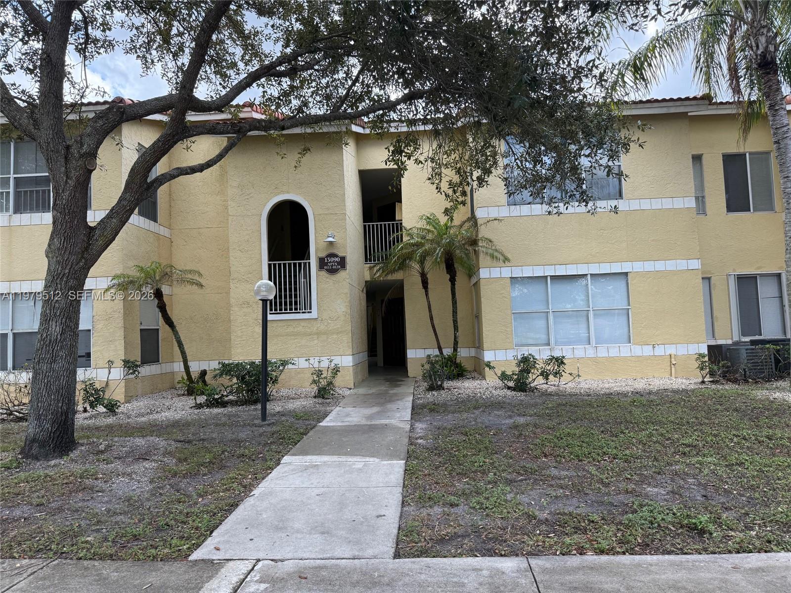 first floor 1bedrooms, 1 bathrooms, walk-in closets, laminate floor throughout the unit, washer & dryer inside the unit. Great Location!! Close to Sawgrass Mills Mall, Ikea and 595. Condominium includes Pool and jacuzzi, picnic/barbecue areas, gym, 2 racquetball courts, 2 full sizes lighted tennis courts, pets allowed.