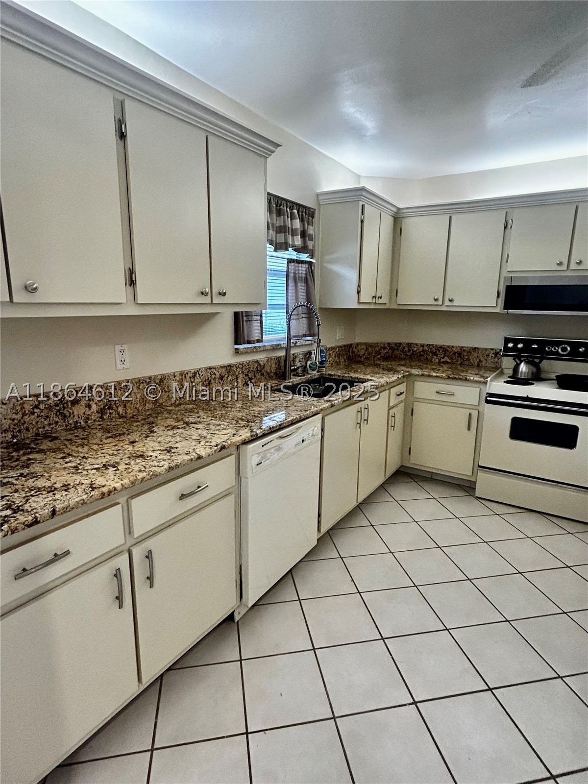HOLLYBROOK GOLF AND TENNIS - Residential