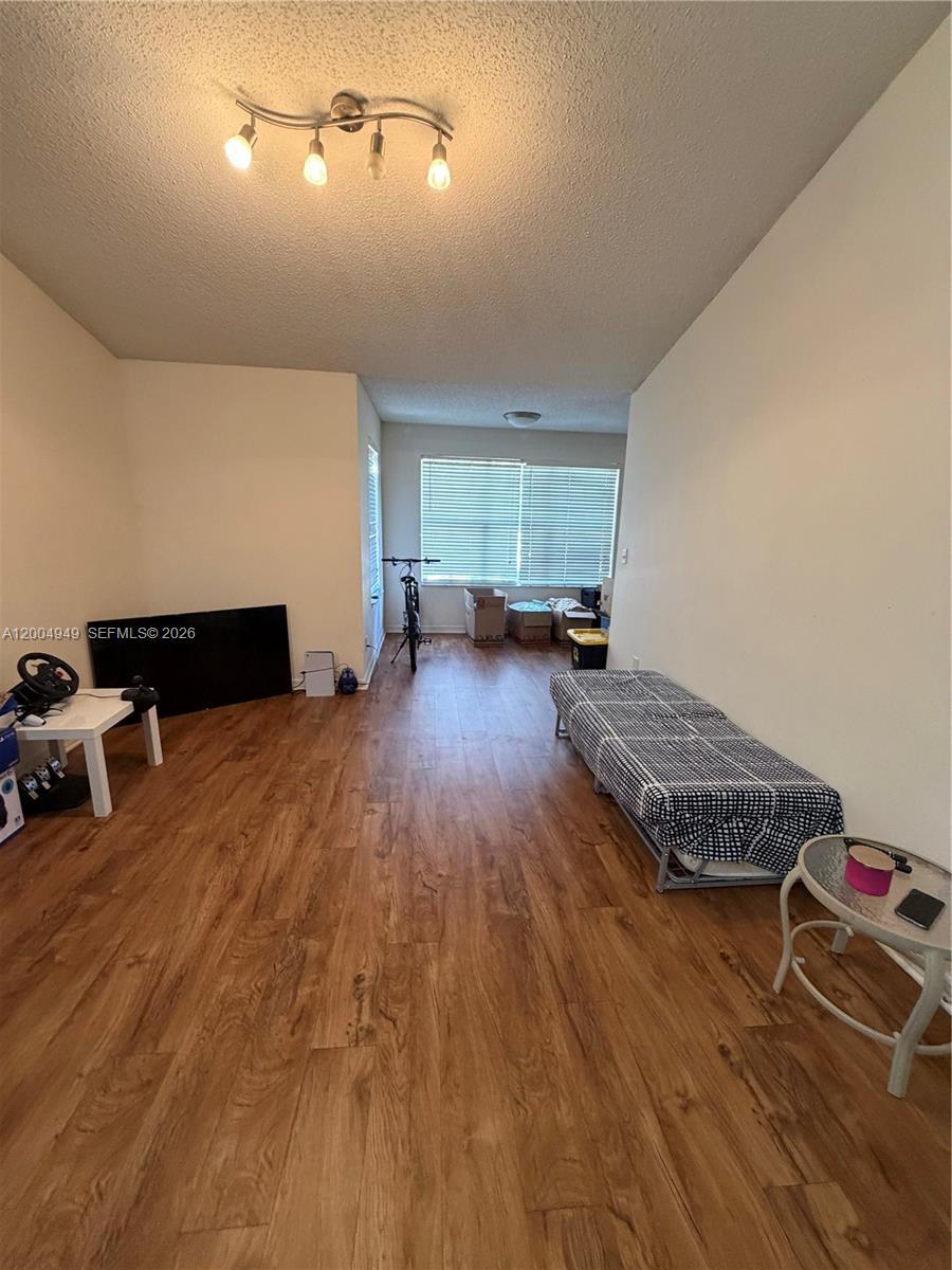 GREAT FOR INVESTORS!! UNIT RENTED $ 1900, UNTIL JUNE 2026
BEAUTIFUL UNIT, RENOVATED, 1 BED 1 BATH, WASHER AND DRYER.
TEXT AGENT.
