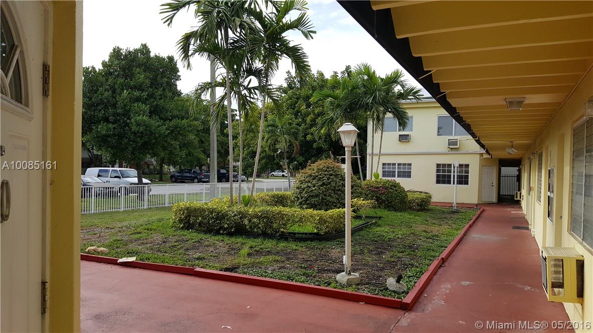 COZY ONE BEDROOM ONE BATHROOM FIRST FLOORS APARTMENT, CENTRALLY LOCATED, 3 MILES FROM THE BEACHES, NOT TOO FAR FROM AVENTURA MALL AND 163 MALL, NEAR SHOPPING CENTERS. HURRY THIS ONE WON'T LAST !!!!!