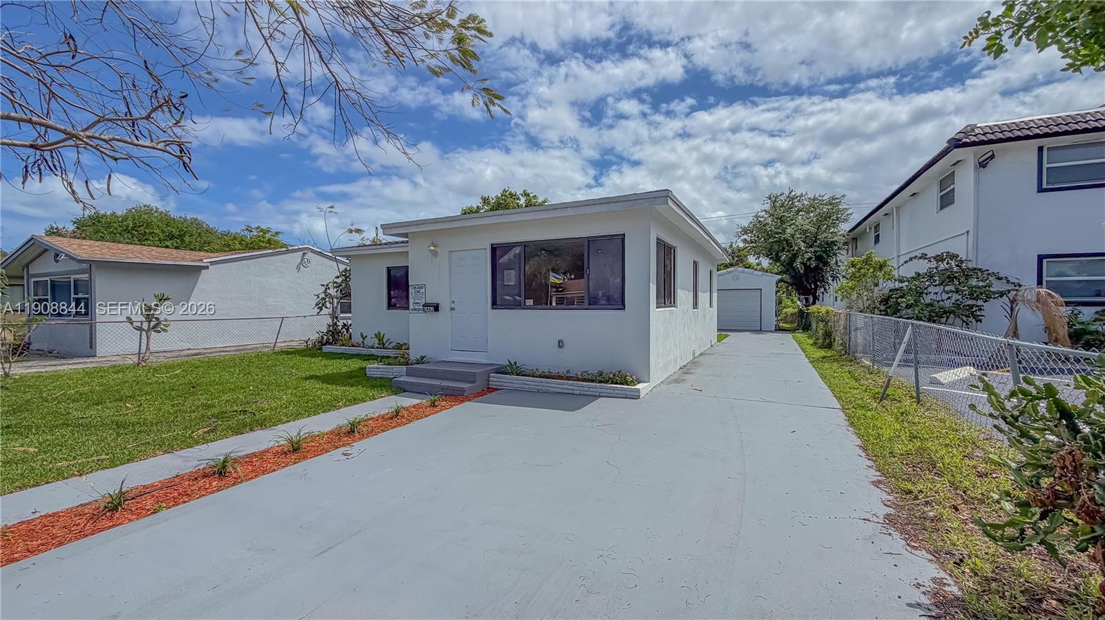 HOLLYWOOD LITTLE RANCHES - Residential