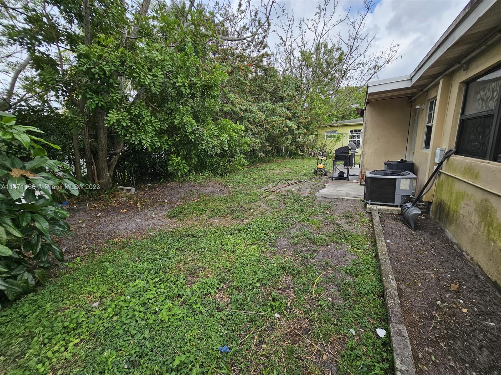 LAUDERDALE MANOR HOMESITE - Residential
