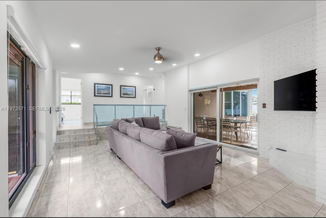 HOLLYWOOD HILLS - Residential