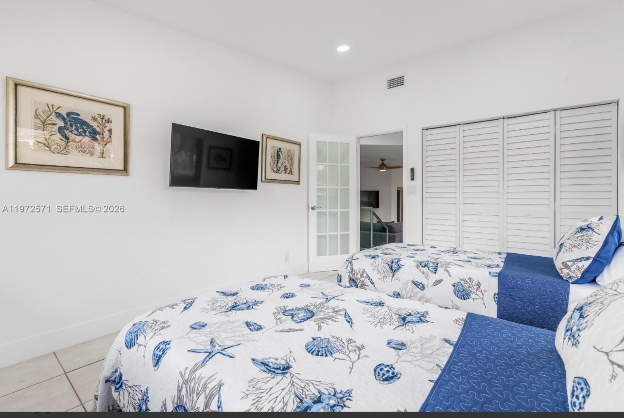 HOLLYWOOD HILLS - Residential