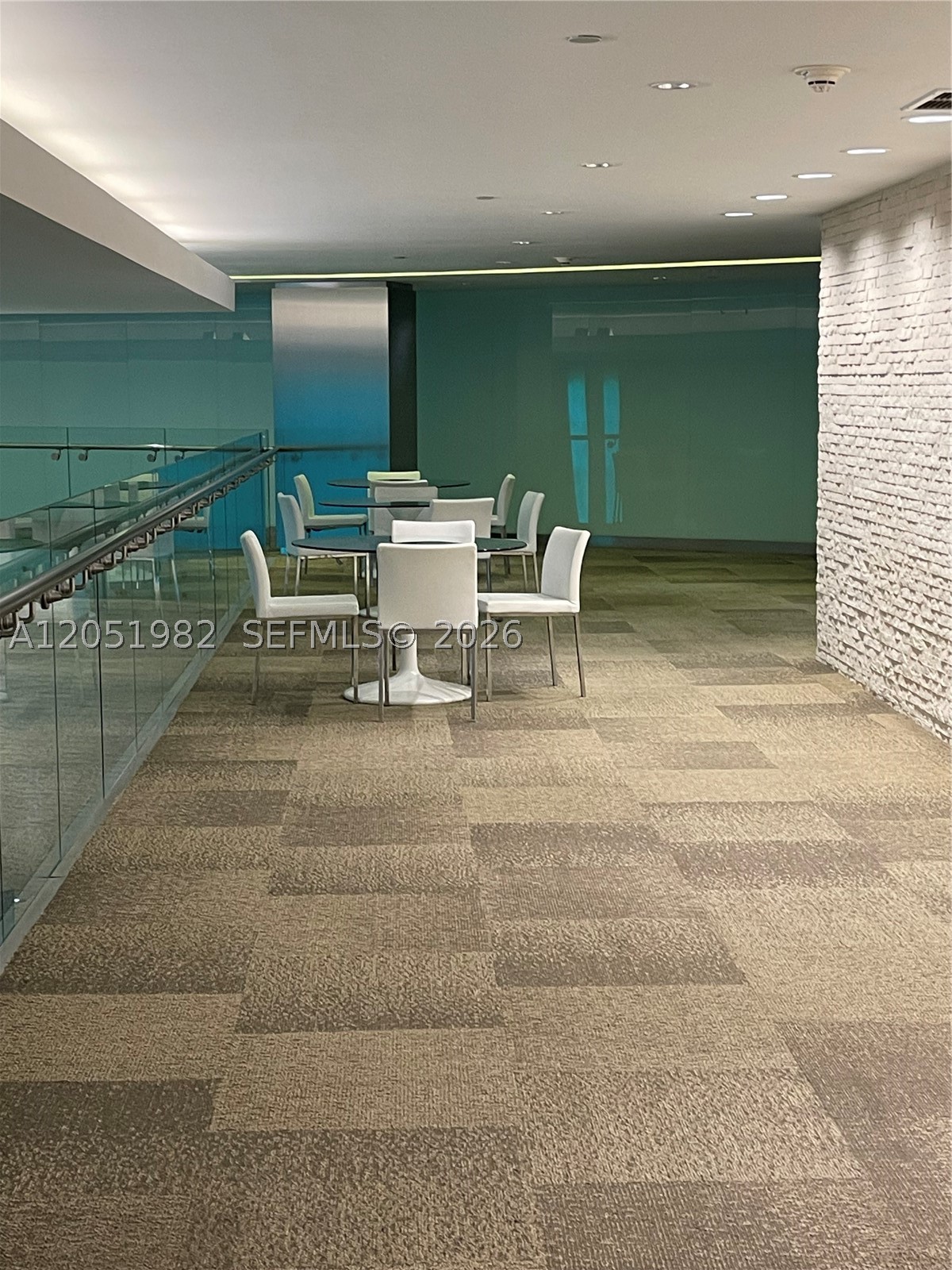 MINT CONDO - Residential
