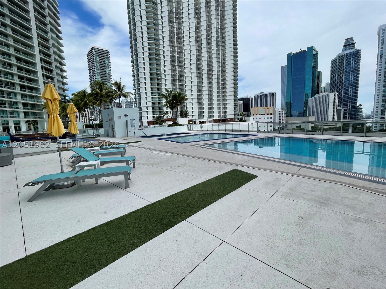 MINT CONDO - Residential