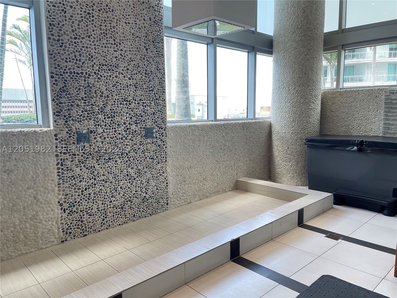 MINT CONDO - Residential