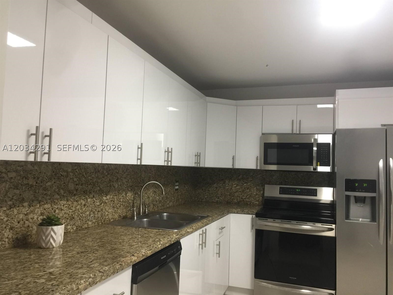 ROLLING GREEN CONDO E - Residential Lease