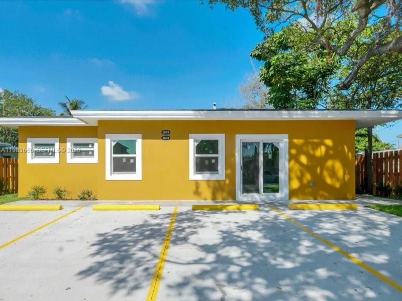 BRAND NEW CONSTRUCTION  2/2 DUPLEX LOCATED IN THE HEART OF FORT LAUDERDALE JUST MINUTES AWAY FROM SAWGRASS MALL, FORT LAUDRDALE INTERNATIONAL AIRPORT, PORT OF FT LAUDERDALE AND ALSO, HARD ROCK CASINO. THE PROPERTY HAS HIGH-END FINISHES! WITH STAINLESS STEEL APPLIANCES AND 9.4'' HIGH CEILING
IDEAL FOR AIRBNB