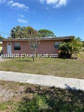 NICE CORNER HOUSE 3/1  VERY NICELY KEPT CENTRAL A/C TILE FLOOR ,HUGE BACKYARD, EASY ACCES TO SUNRISE BLVD, AND I 95   EASY TO SHOW