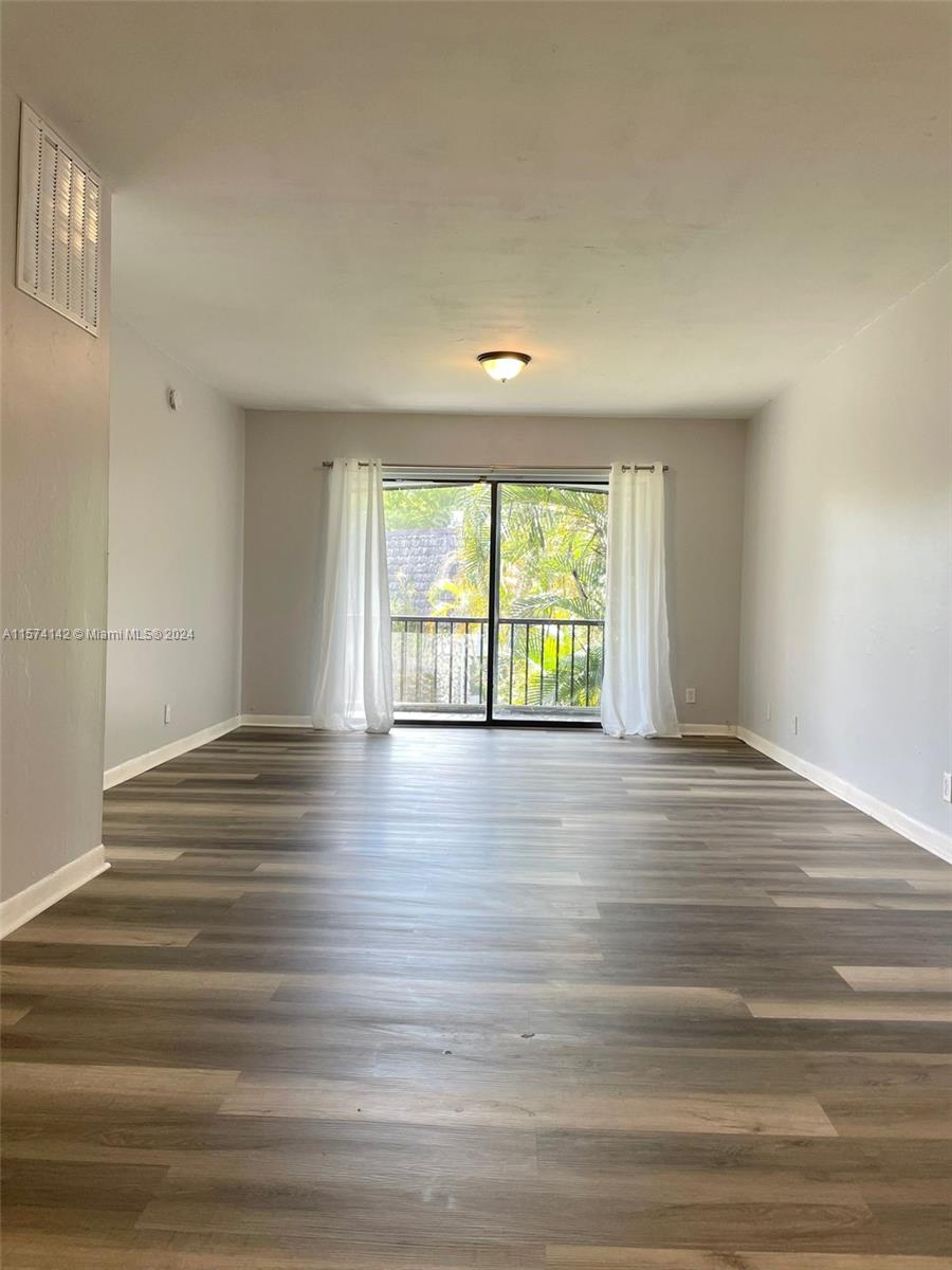 Don't miss this fully renovated and move-in ready one-bedroom / one-bathroom condo in the community of Oakland Shores. This corner unit features new laminate floors throughout, kitchen with new quartz countertop, white cabinets and new SS appliances, screened balcony, overlooking the courtyard and new SS appliances, overlooking the courtyard. Laundry/ dryer in every floor. Assigned parking place and parking space for visitors. The condo also includes a storage room. The community has over 10 acres of land and is a certified wildlife habitat! Amenities include a clubhouse, gym, tennis court, BBQ, car wash, billiards table, car wash, garden areas, security patrol at night, plus much​​‌​​​​‌​‌​​​‌‌​​​‌‌‌​​‌​​‌‌​​​​ more.