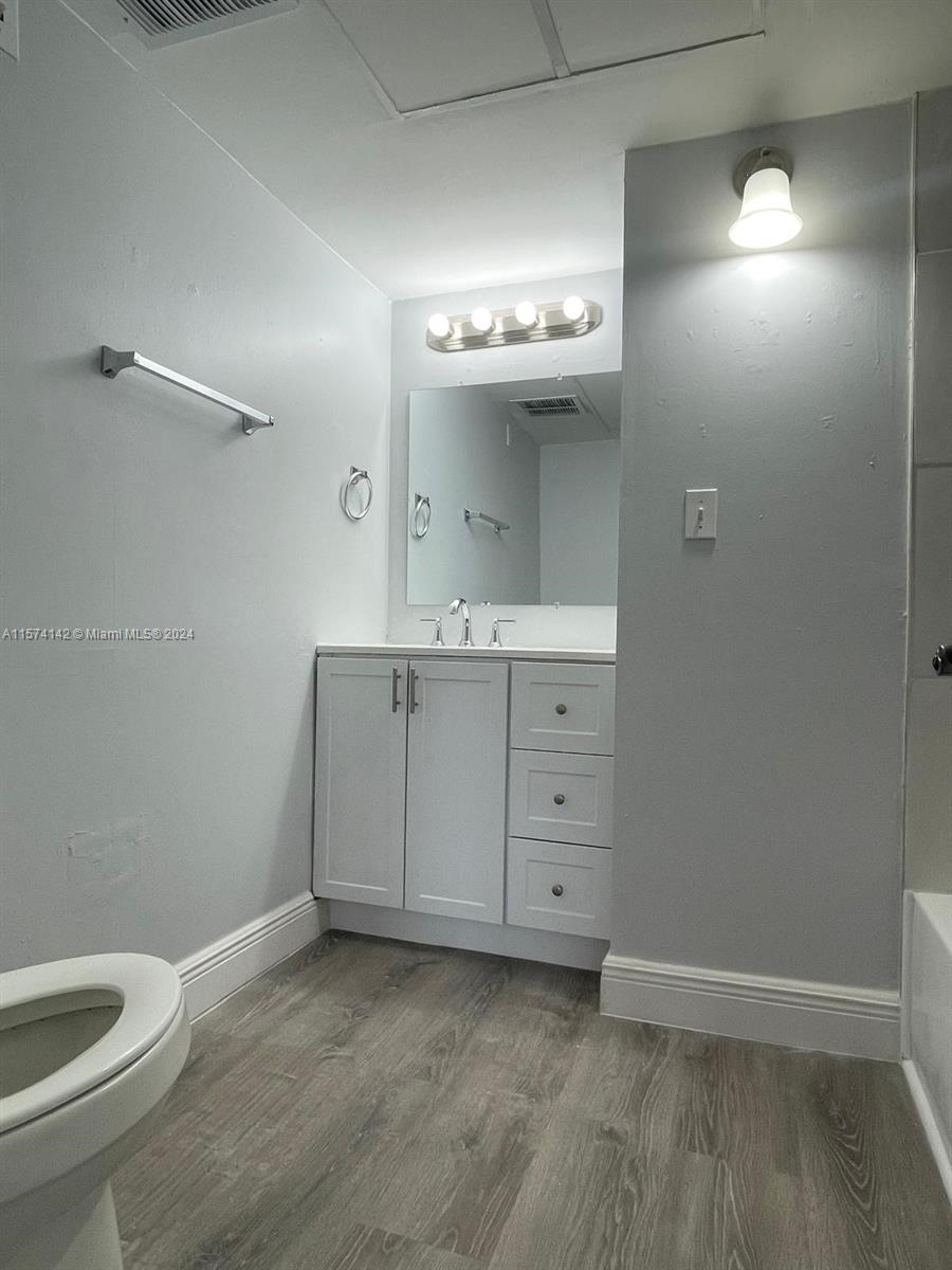 OAKLAND SHORES CONDOMINIU - Residential Lease