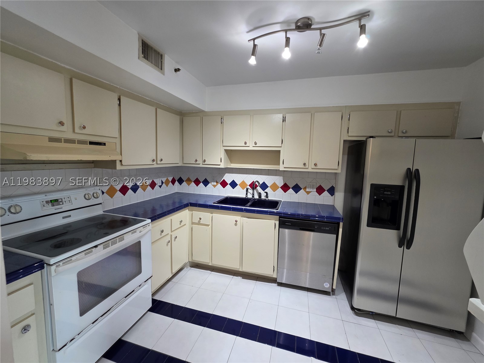 HILLCREST EAST NO 20 COND - Residential