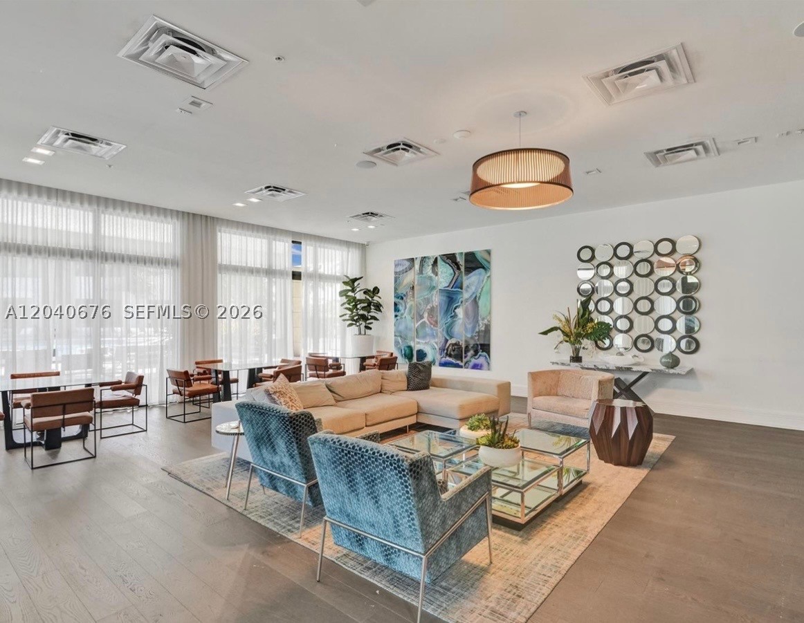 DOWNTOWN DORAL SOUTH PHAS - Residential