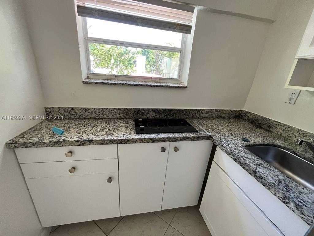 This studio in Hollywood is a comfortable unit in a good location with a separate kitchen, private patio, and on-site laundry. Don't miss this opportunity