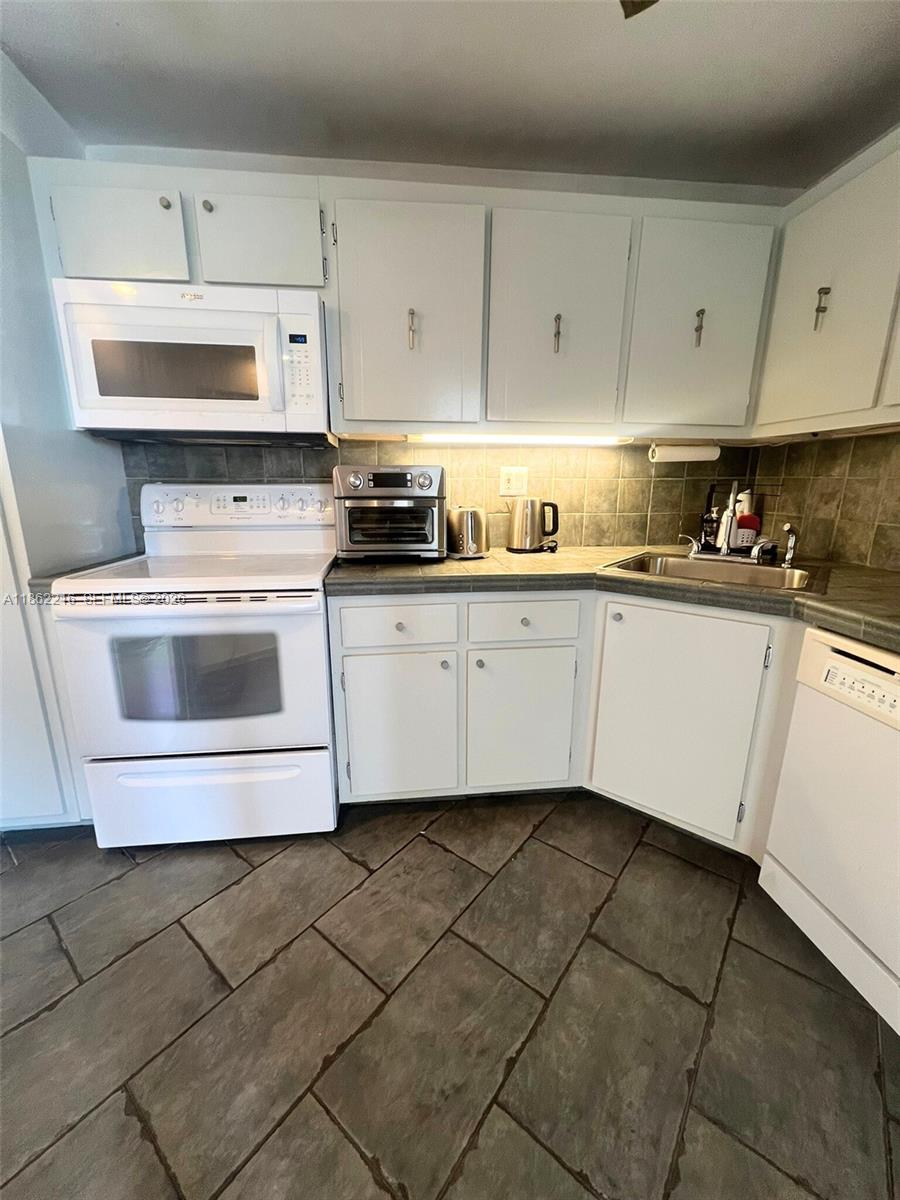 COMMODORE PLAZA CONDO - Residential