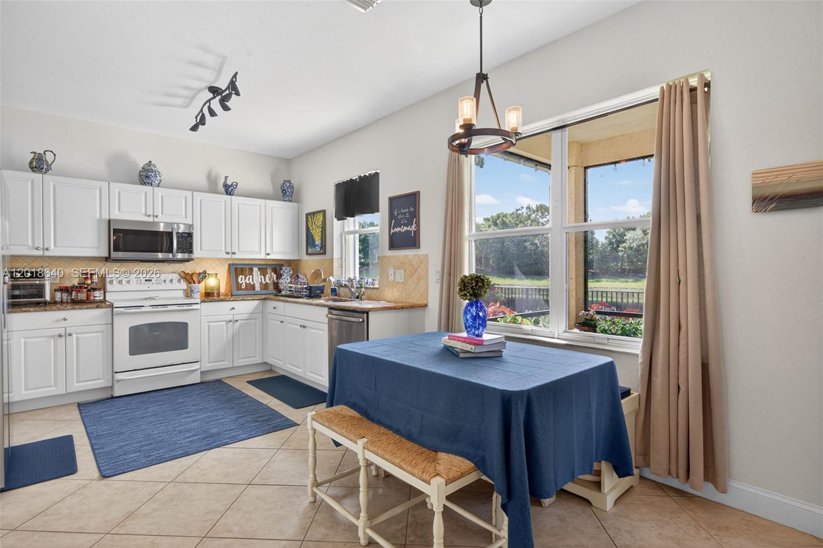 BOTANICA LAKES - Residential
