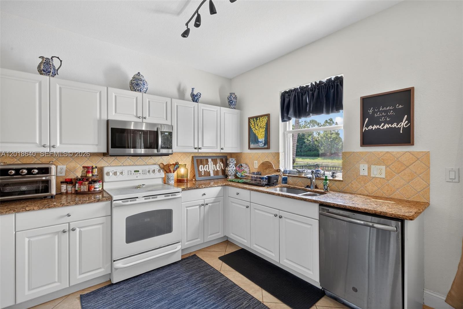 BOTANICA LAKES - Residential