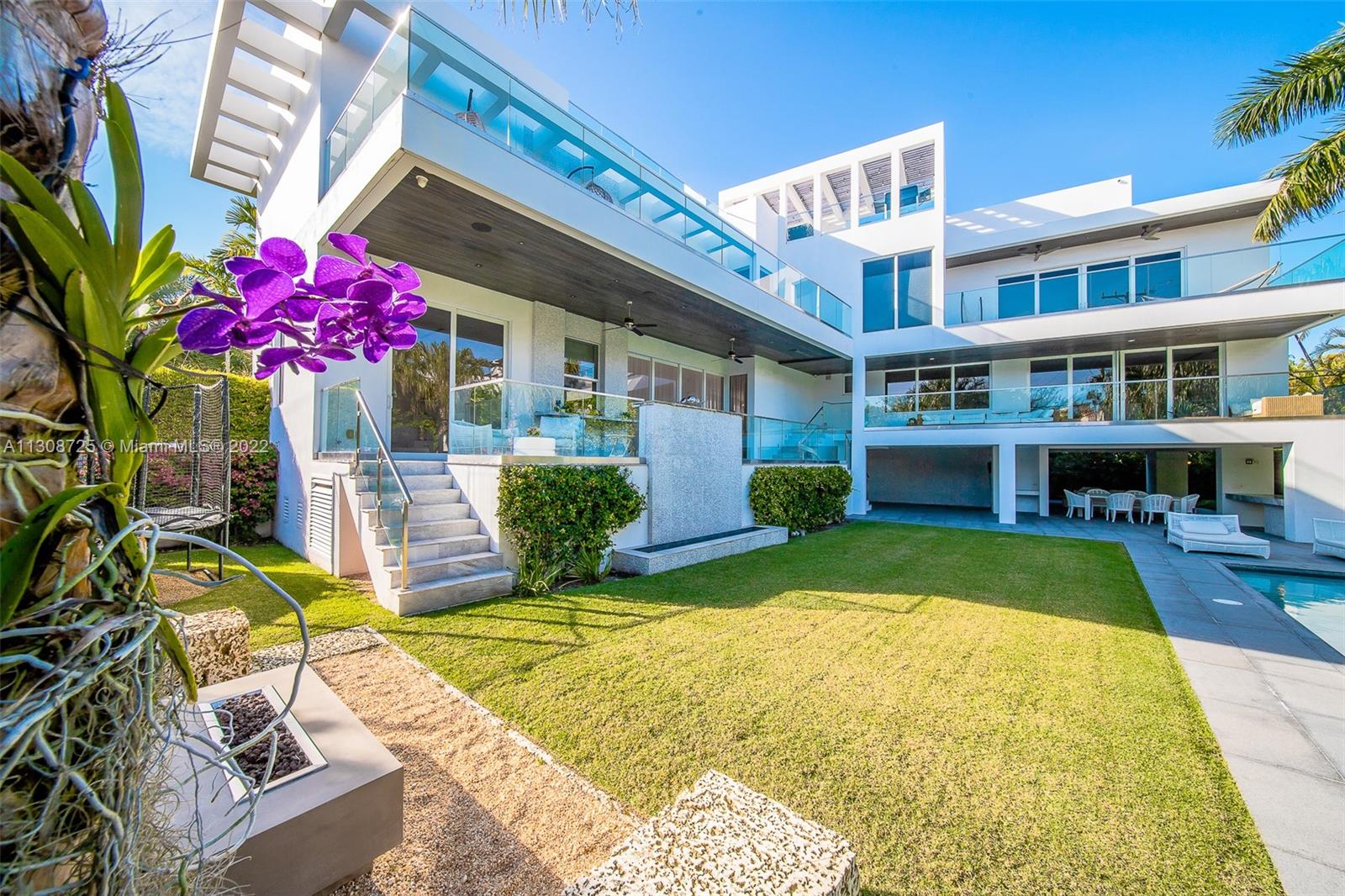 Spectacular modern & smart home with a relaxing spacious backyard surrounded by mature landscape that provides full privacy. All the outdoor terraces are connected and overlook the saline, heated pool, making it perfect to entertain. Main floor has a guest suite with independent entrance; formal living and dining room, family room and breakfast area with a chef’s paradise gourmet kitchen that includes double refrigerator, freezer & ovens; gas cooktop, Teppanyaki grill & wine cooler . Second floor features 4 en-suite bedrooms plus a big office or family room. Other features include a fabulous rooftop with jacuzzi and amazing sunset views. Gym and games room. Available annually or seasonal, furnished or unfurnished.