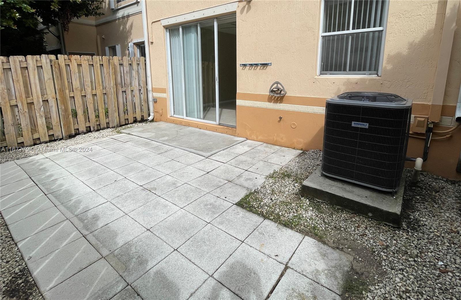 KENDALL BREEZE - Residential Lease