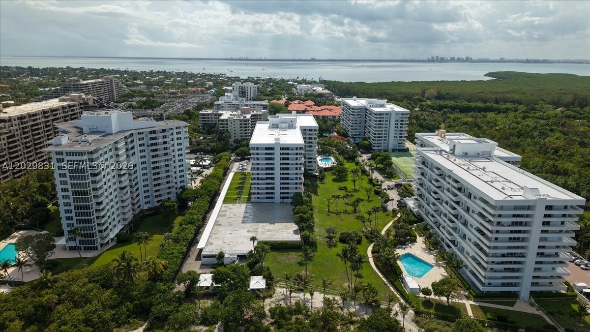COMMODORE CLUB SOUTH COND - Residential