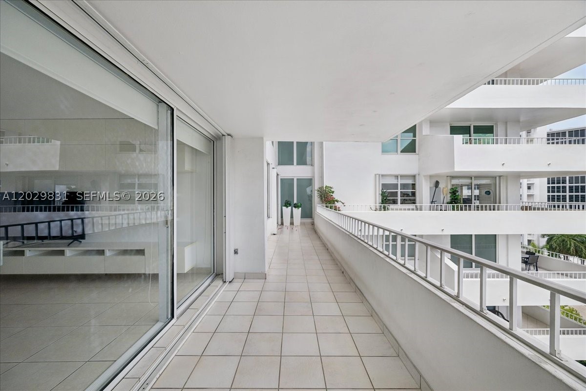 COMMODORE CLUB SOUTH COND - Residential