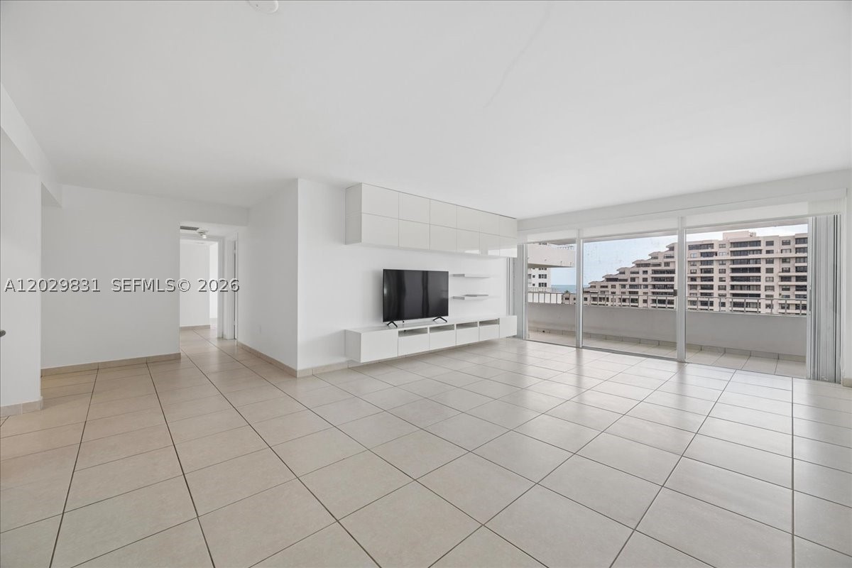 COMMODORE CLUB SOUTH COND - Residential