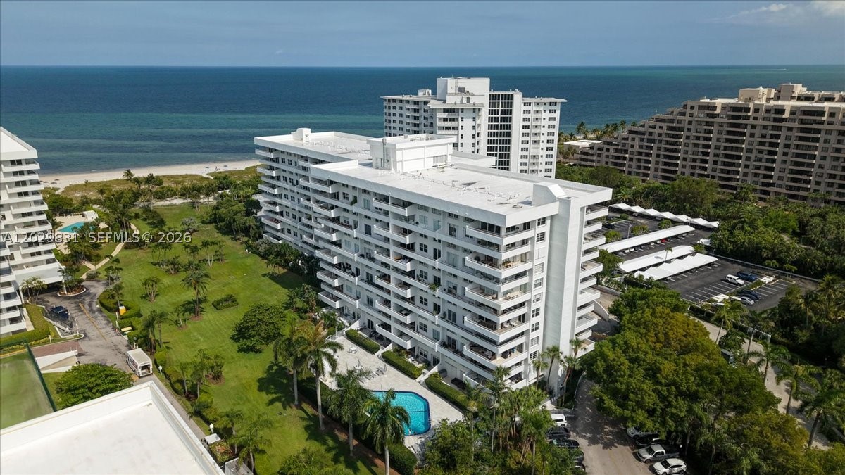 COMMODORE CLUB SOUTH COND - Residential