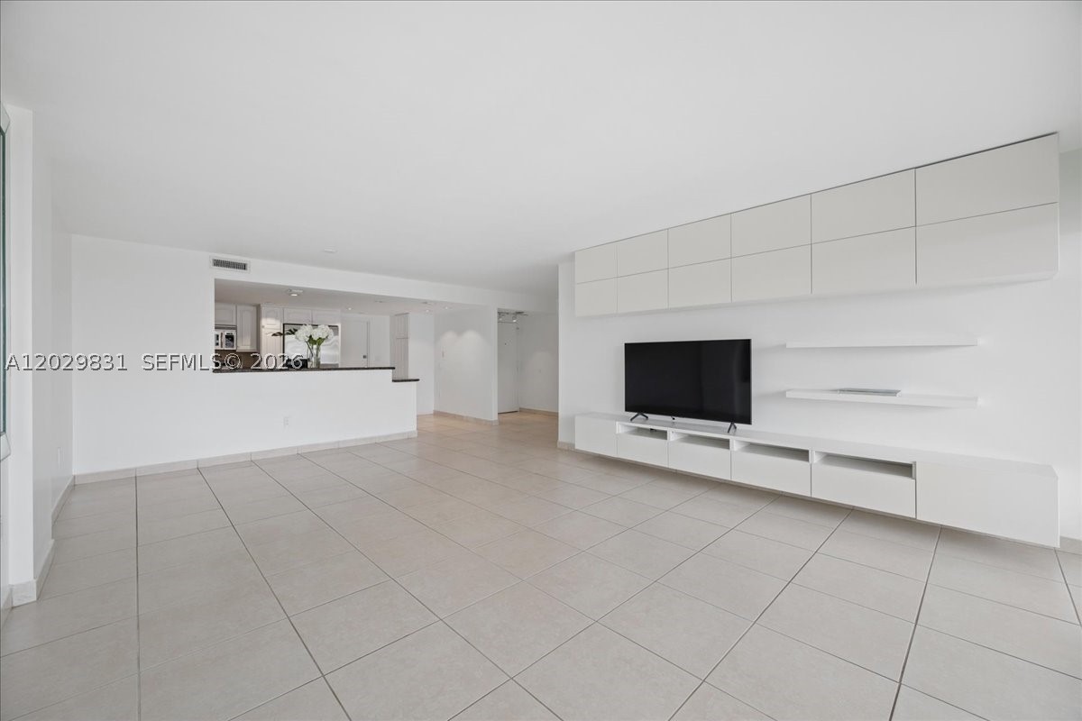 COMMODORE CLUB SOUTH COND - Residential