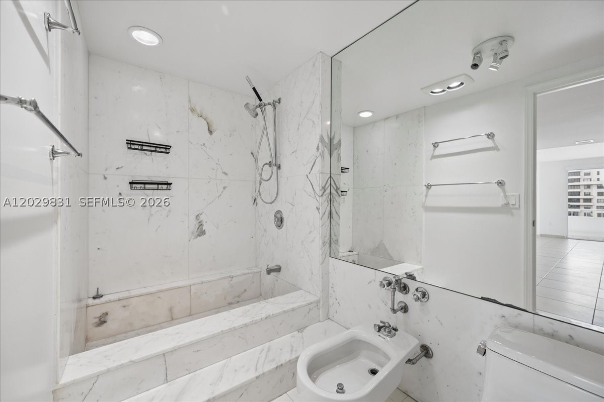 COMMODORE CLUB SOUTH COND - Residential