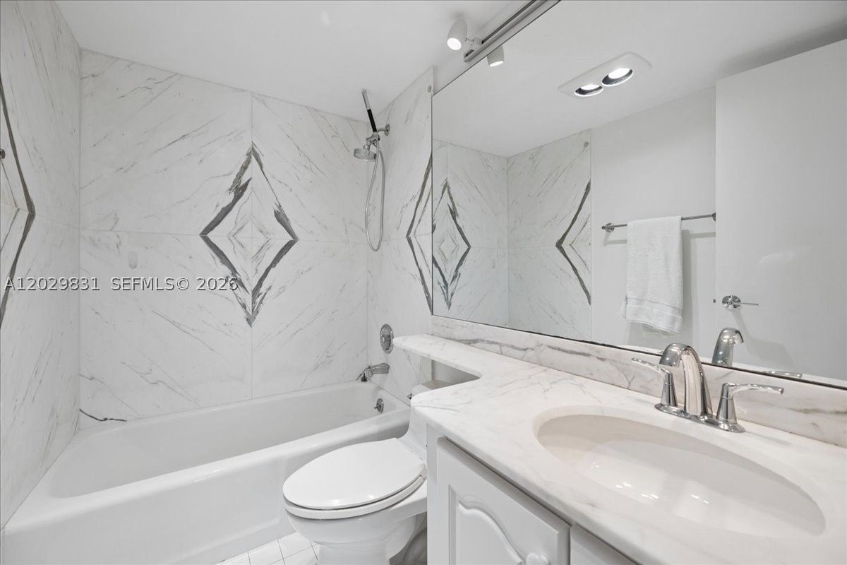 COMMODORE CLUB SOUTH COND - Residential