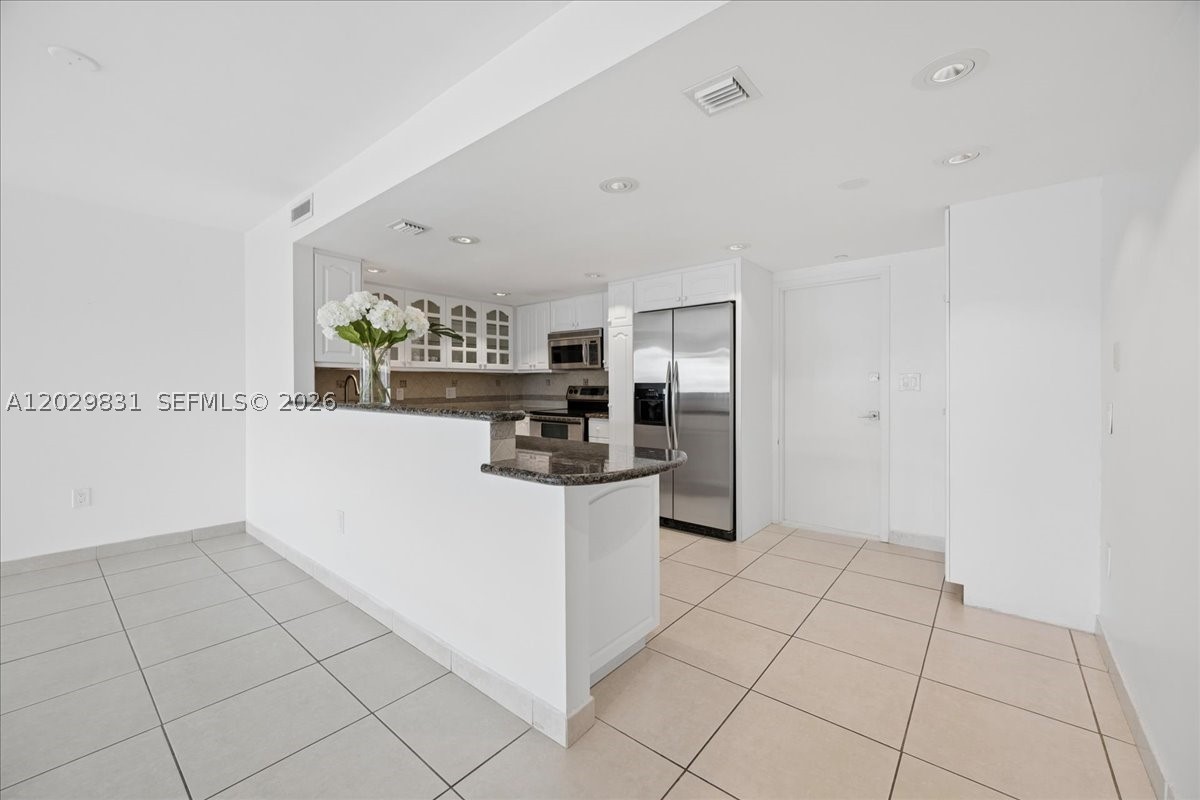COMMODORE CLUB SOUTH COND - Residential