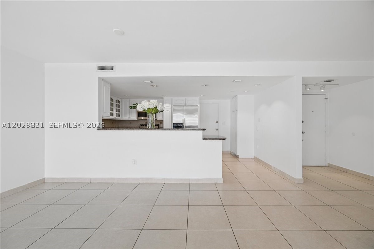 COMMODORE CLUB SOUTH COND - Residential