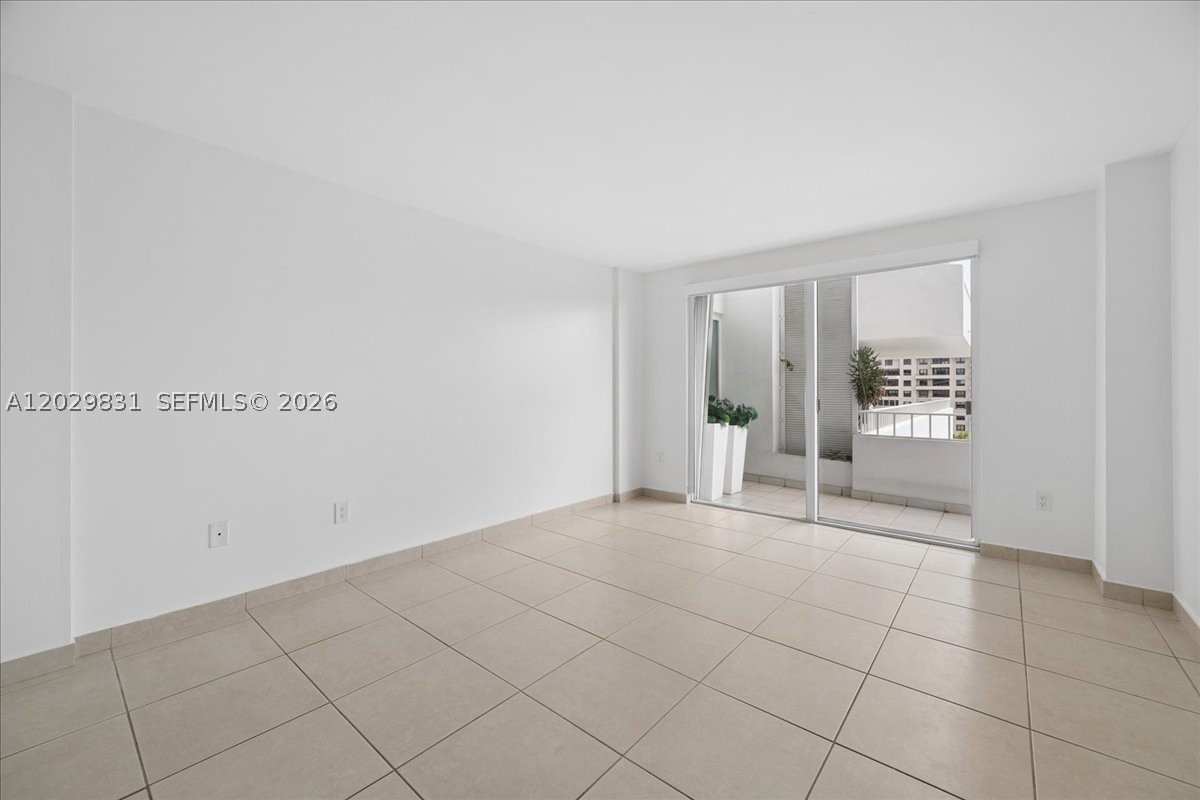 COMMODORE CLUB SOUTH COND - Residential