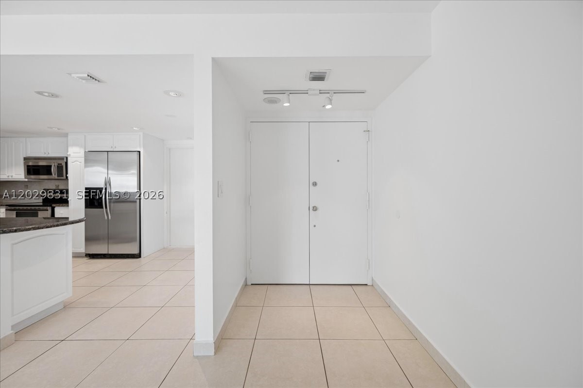 COMMODORE CLUB SOUTH COND - Residential