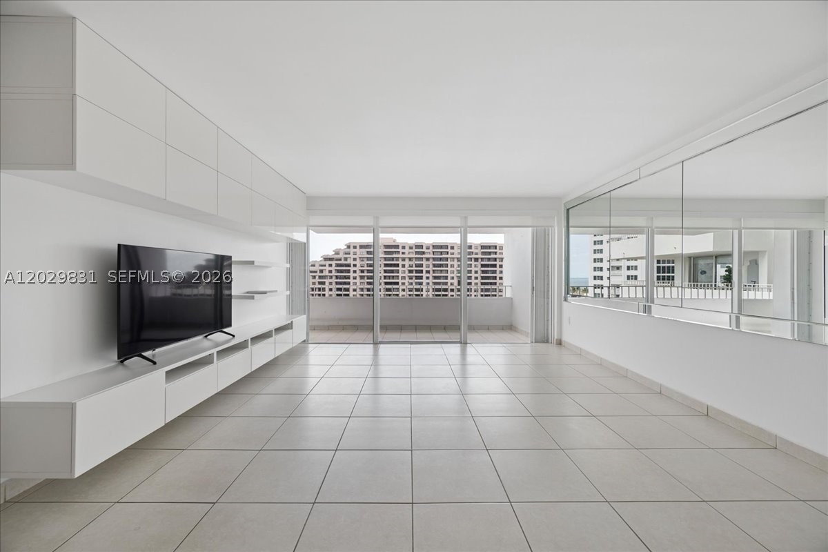COMMODORE CLUB SOUTH COND - Residential