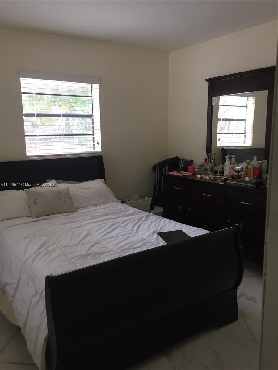 COURTYARDS OF THE GROVE C - Residential Lease
