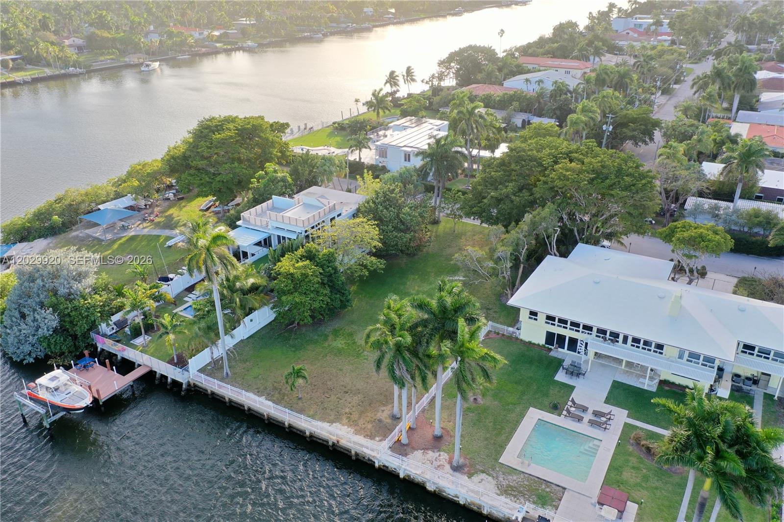 HOLLYWOOD LAKES SECTION - Land