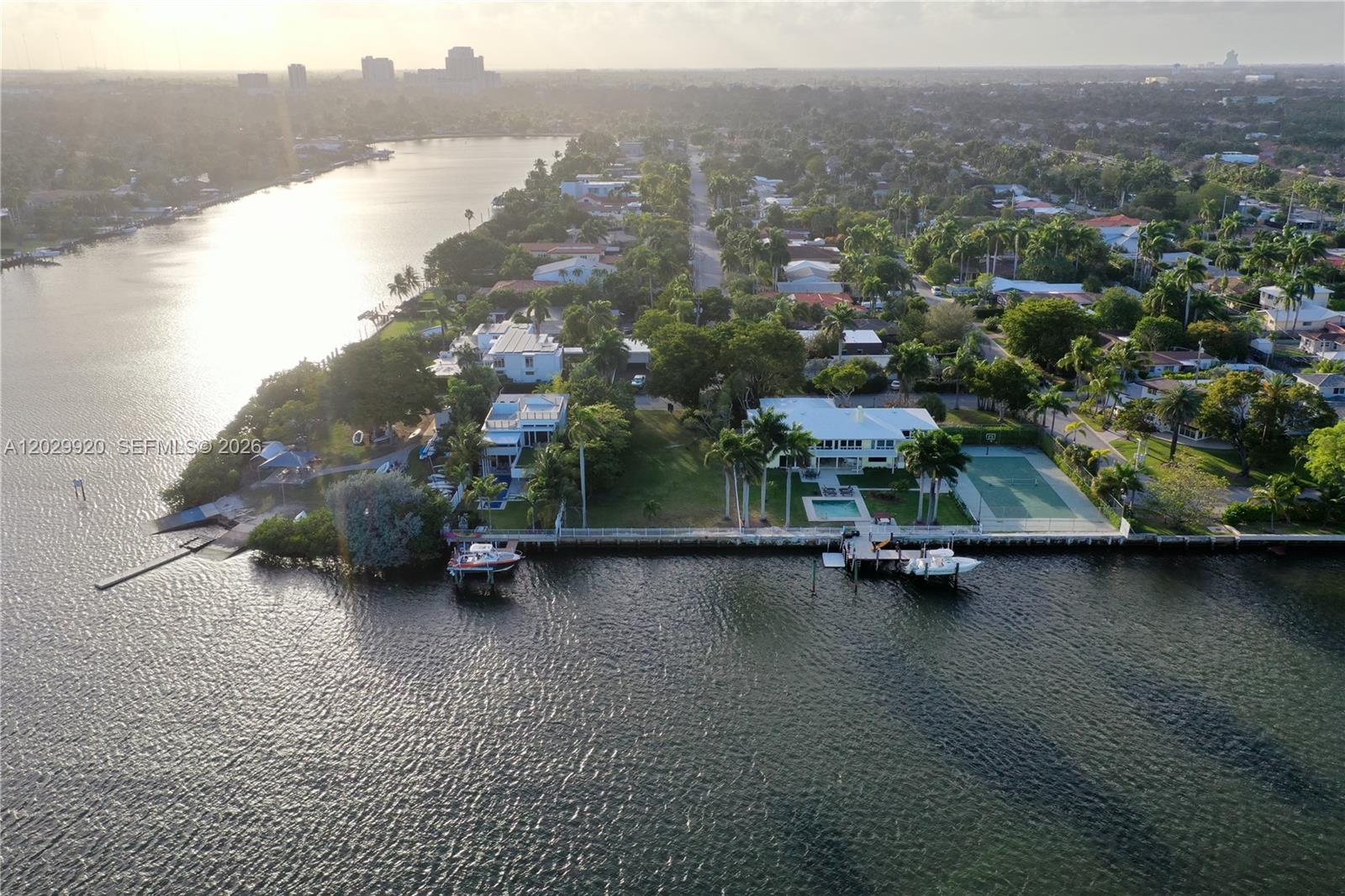 HOLLYWOOD LAKES SECTION - Land